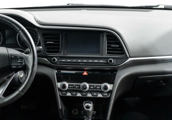 Подержанный автомобиль Hyundai Elantra Sedan 2020 года (8 фото)