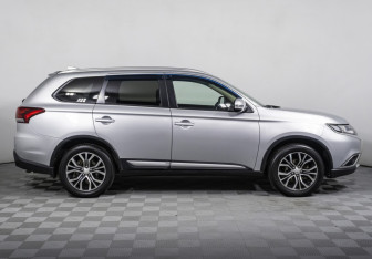 Подержанный автомобиль Mitsubishi Outlander 2017 года (4 фото)