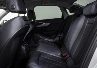 Подержанный автомобиль Audi A4 Sedan 2022 года (13 фото)
