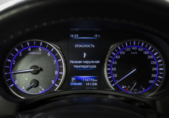 Подержанный автомобиль Infiniti Q60 Coupe 2017 года (11 фото)