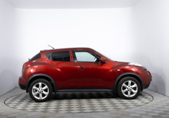 Подержанный автомобиль Nissan Juke 2011 года (4 фото)