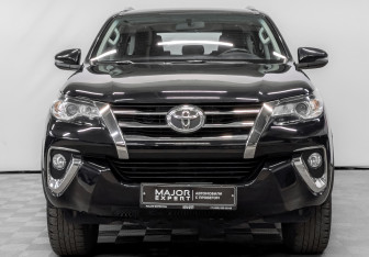 Подержанный автомобиль Toyota Fortuner 2019 года (2 фото)