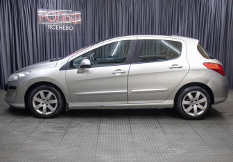 Подержанный автомобиль Peugeot 308 Hatchback 2009 года (8 фото)