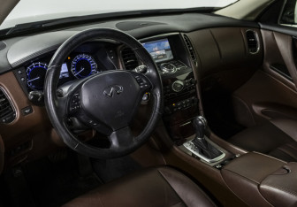 Подержанный автомобиль Infiniti QX50 2017 года (10 фото)