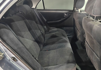 Подержанный автомобиль Toyota Corolla Sedan 2003 года (10 фото)