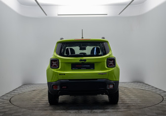 Подержанный автомобиль Jeep Renegade 2017 года (6 фото)