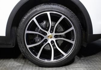 Подержанный автомобиль Porsche Cayenne 2019 года (25 фото)