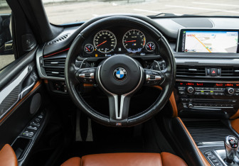 Подержанный автомобиль BMW X5 M 2015 года (11 фото)