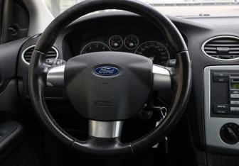 Подержанный автомобиль Ford Focus Sedan 2006 года (16 фото)