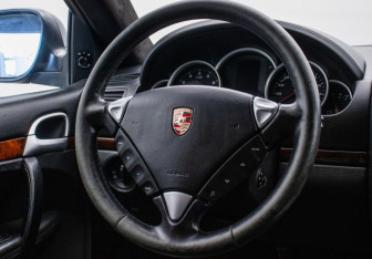Подержанный автомобиль Porsche Cayenne 2006 года (15 фото)