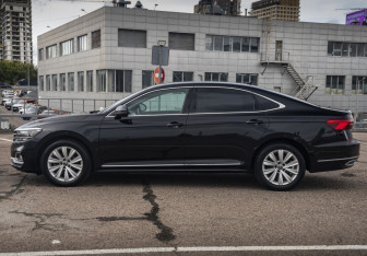 Подержанный автомобиль Volkswagen Passat Sedan 2020 года (8 фото)