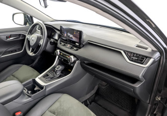 Подержанный автомобиль Toyota RAV4 2025 года (11 фото)