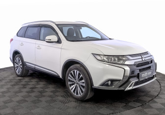 Подержанный автомобиль Mitsubishi Outlander 2019 года (3 фото)