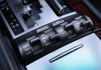 Подержанный автомобиль Lexus LX 2011 года (23 фото)