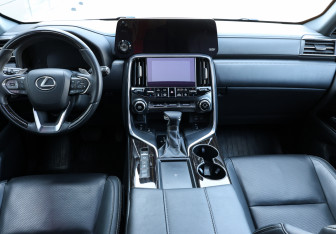 Подержанный автомобиль Lexus LX 2022 года (14 фото)