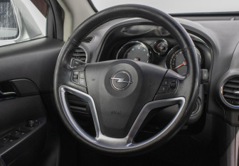 Подержанный автомобиль Opel Antara 2010 года (14 фото)