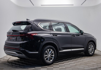 Подержанный автомобиль Hyundai Santa Fe 2021 года (5 фото)