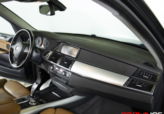 Подержанный автомобиль BMW X5 2009 года (12 фото)