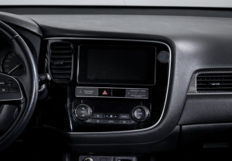 Подержанный автомобиль Mitsubishi Outlander 2019 года (13 фото)