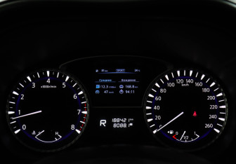 Подержанный автомобиль Infiniti QX60 2017 года (11 фото)