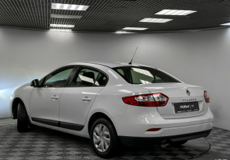 Подержанный автомобиль Renault Fluence 2014 года (19 фото)