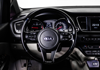 Подержанный автомобиль Kia Carnival 2019 года (11 фото)