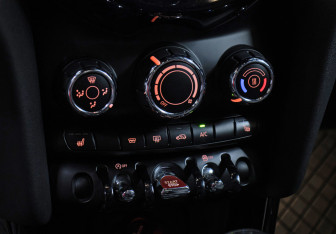 Подержанный автомобиль MINI Hatch 2019 года (18 фото)