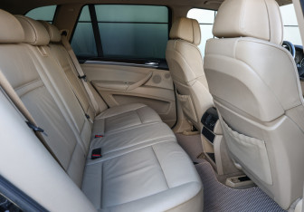 Подержанный автомобиль BMW X5 2011 года (11 фото)