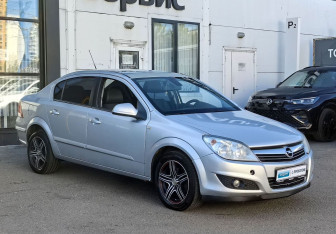 Подержанный автомобиль Opel Astra Sedan 2012 года (3 фото)