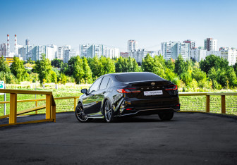 Подержанный автомобиль Toyota Camry Sedan 2025 года (21 фото)