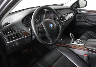 Подержанный автомобиль BMW X5 2009 года (12 фото)
