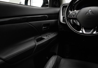 Подержанный автомобиль Mitsubishi Outlander 2016 года (16 фото)