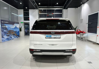 Подержанный автомобиль Kia Carnival 2021 года (5 фото)