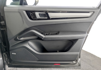 Подержанный автомобиль Porsche Cayenne 2019 года (26 фото)