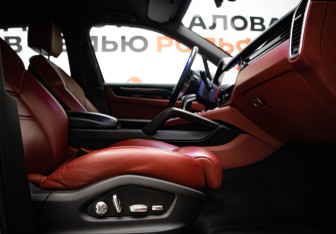 Подержанный автомобиль Porsche Cayenne 2021 года (26 фото)