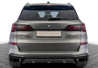 Подержанный автомобиль BMW X5 2025 года (6 фото)