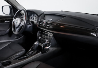 Подержанный автомобиль BMW X1 2012 года (9 фото)