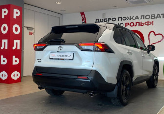 Подержанный автомобиль Toyota RAV4 2021 года (4 фото)