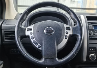 Подержанный автомобиль Nissan X-Trail 2012 года (16 фото)