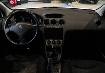 Подержанный автомобиль Peugeot 408 2014 года (9 фото)