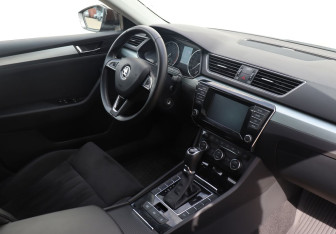 Подержанный автомобиль Skoda Superb Liftback 2015 года (10 фото)