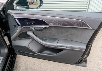 Подержанный автомобиль Audi A8 2021 года (27 фото)