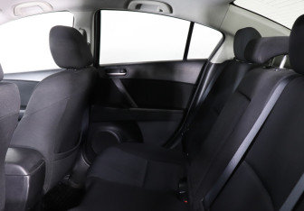 Подержанный автомобиль Mazda 3 Sedan 2010 года (12 фото)