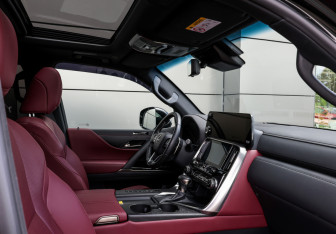 Подержанный автомобиль Lexus LX 2025 года (11 фото)