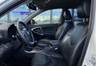 Подержанный автомобиль Toyota RAV4 2012 года (21 фото)