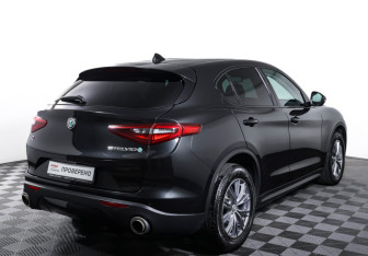 Подержанный автомобиль Alfa Romeo Stelvio 2017 года (4 фото)