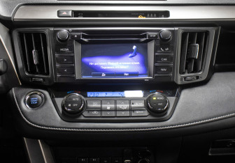 Подержанный автомобиль Toyota RAV4 2015 года (15 фото)