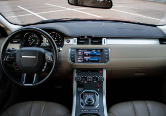 Подержанный автомобиль Land Rover Range Rover Evoque 2013 года (12 фото)
