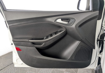 Подержанный автомобиль Ford Focus Hatchback 2017 года (19 фото)