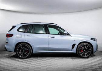 Подержанный автомобиль BMW X5 2025 года (4 фото)